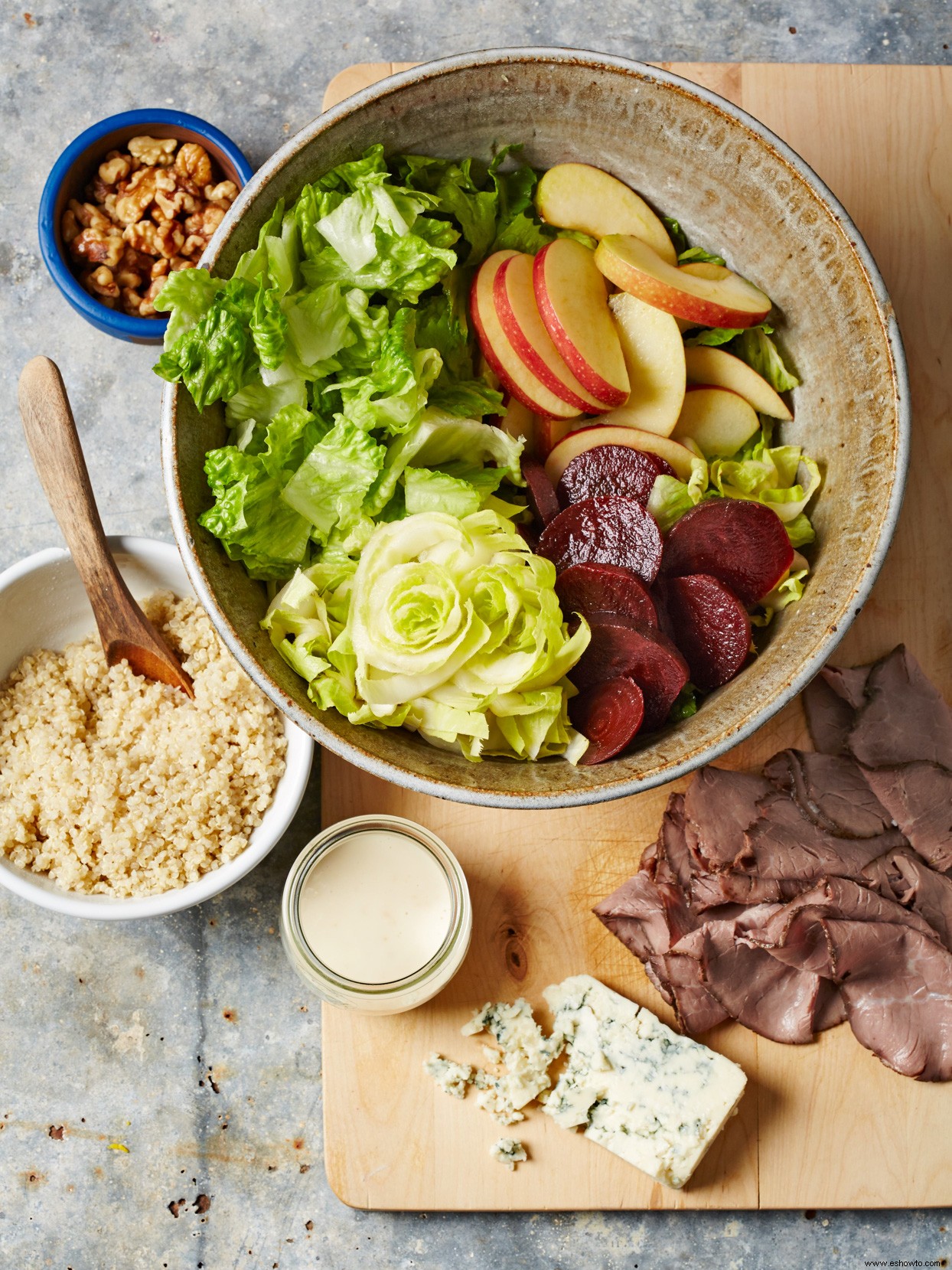 Ensalada De Carne De Res Y Queso Azul Con Aderezo De Miel Y Rábano Picante 