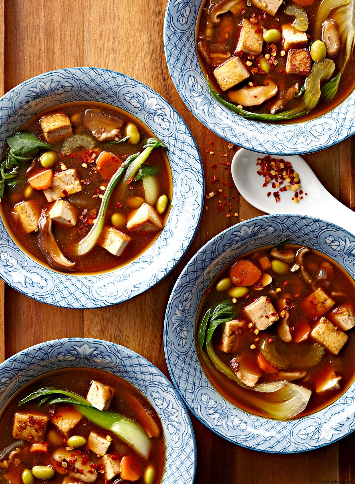 Sopa asiática de tofu y edamame especiado 