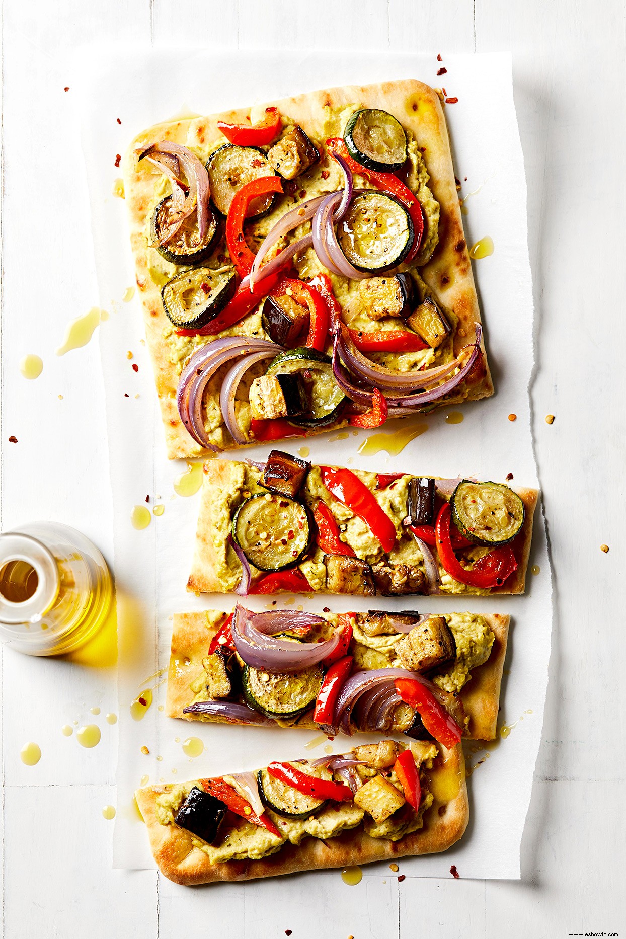 Panes planos de verduras asadas con hummus de guisantes verdes 