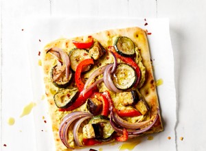 Panes Planos Vegetarianos con Verduras Asadas y Hummus Cremoso de Guisantes Verdes