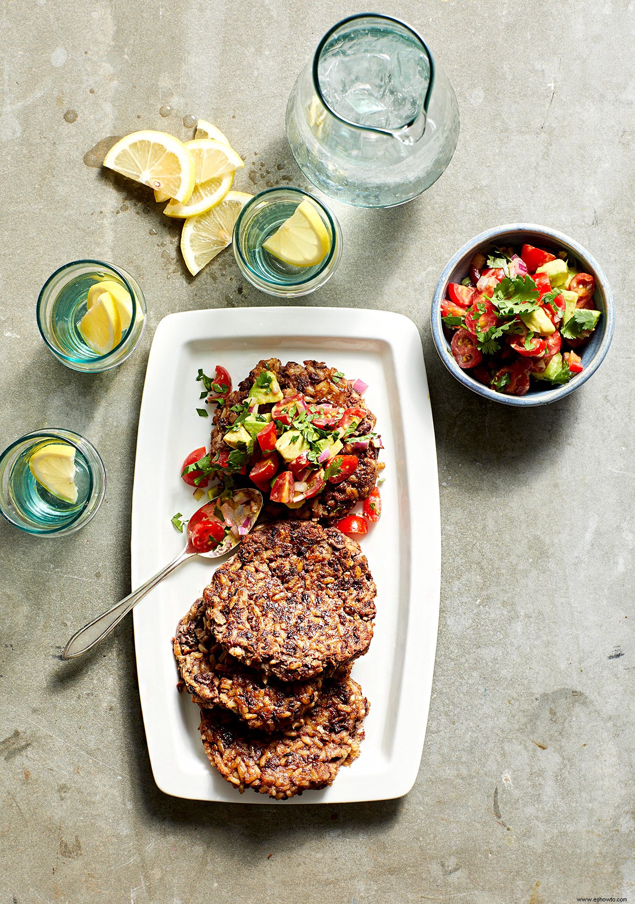 Empanadas De Frijoles Negros Y Arroz Con Salsa Fresca De Tomate Y Aguacate 