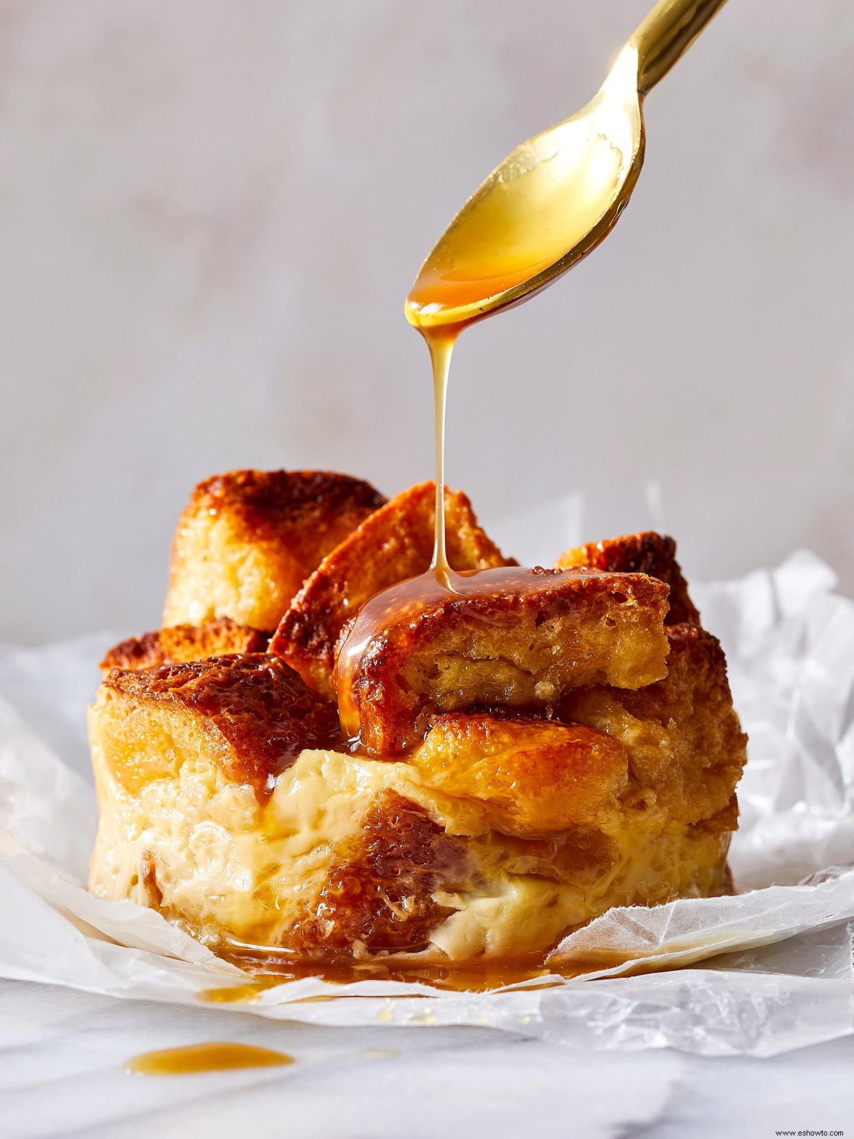 Muffins de budín de pan brioche con caramelo de arce 