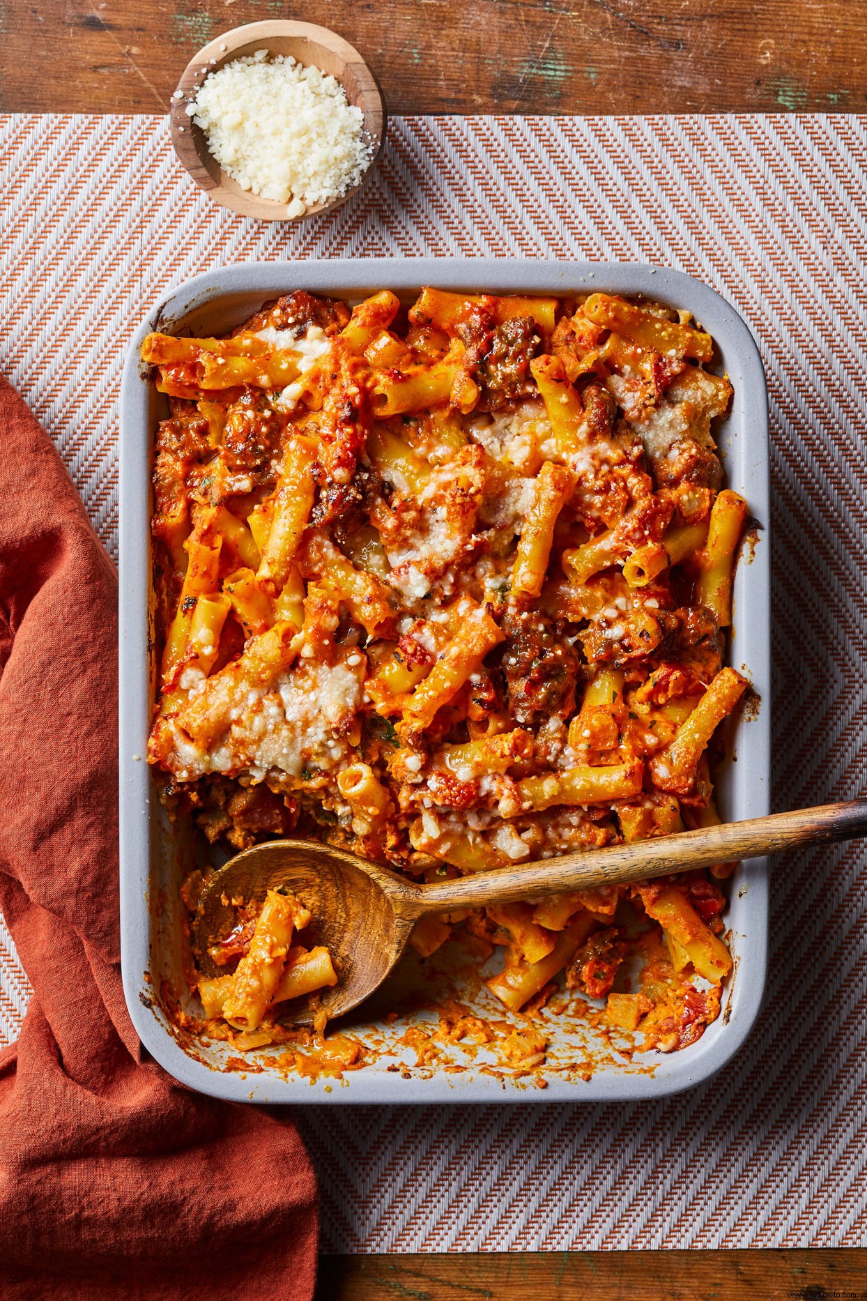 Ziti al Horno con Salchicha y Salsa de Tomate Calabaza 