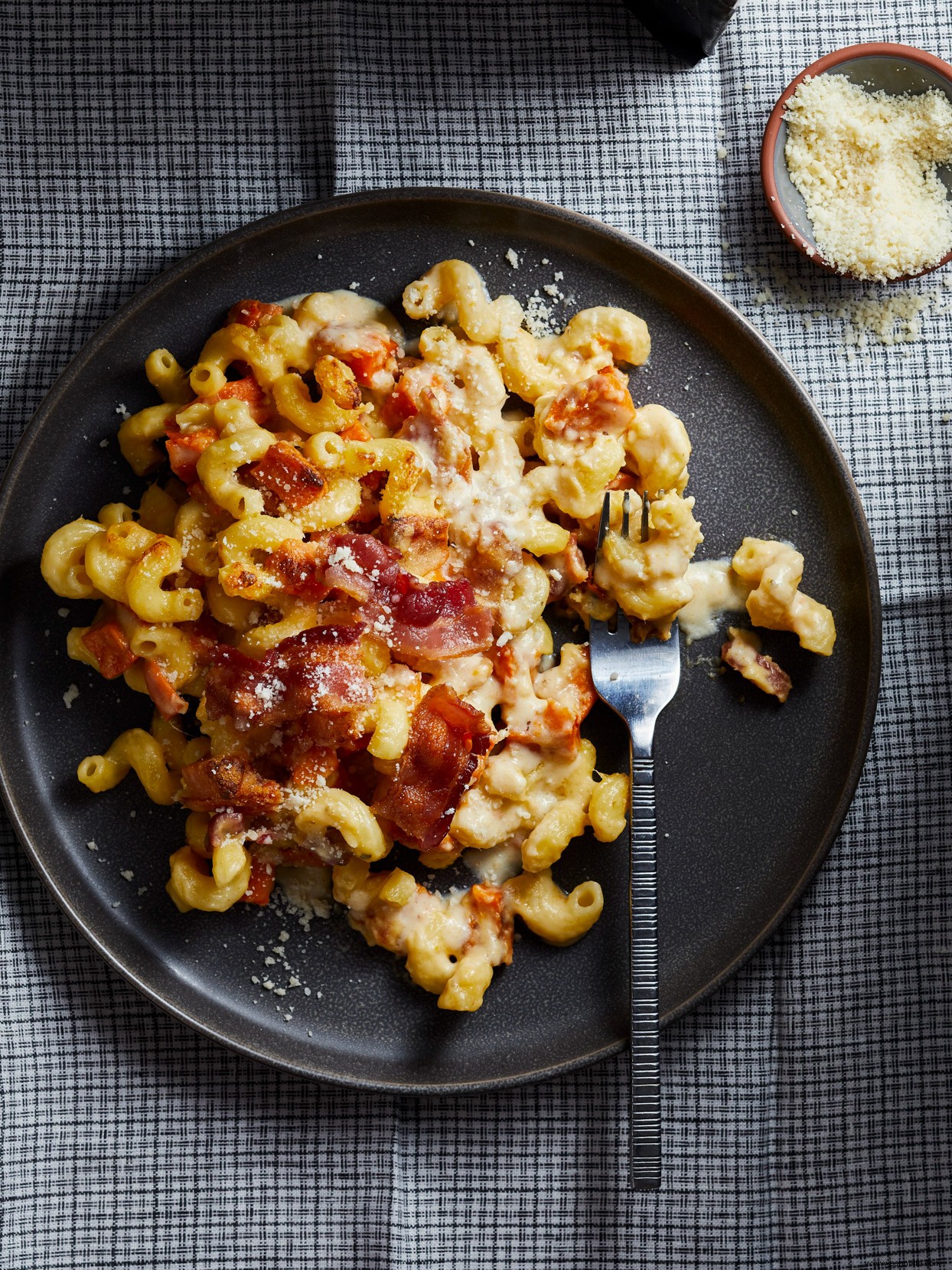 Macarrones con queso y camote asado con tocino 