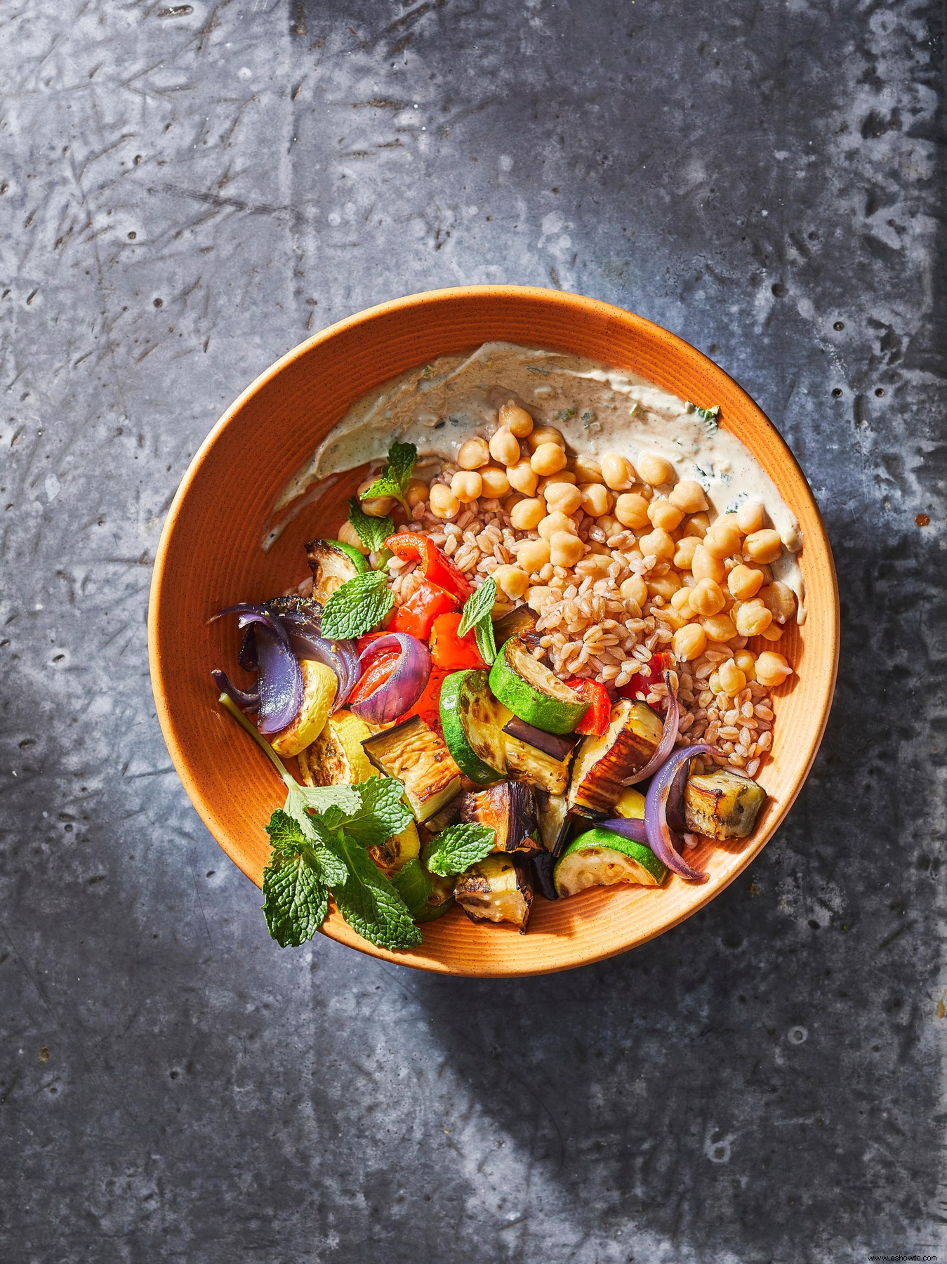 Cuenco de tahini, cereales y verduras 