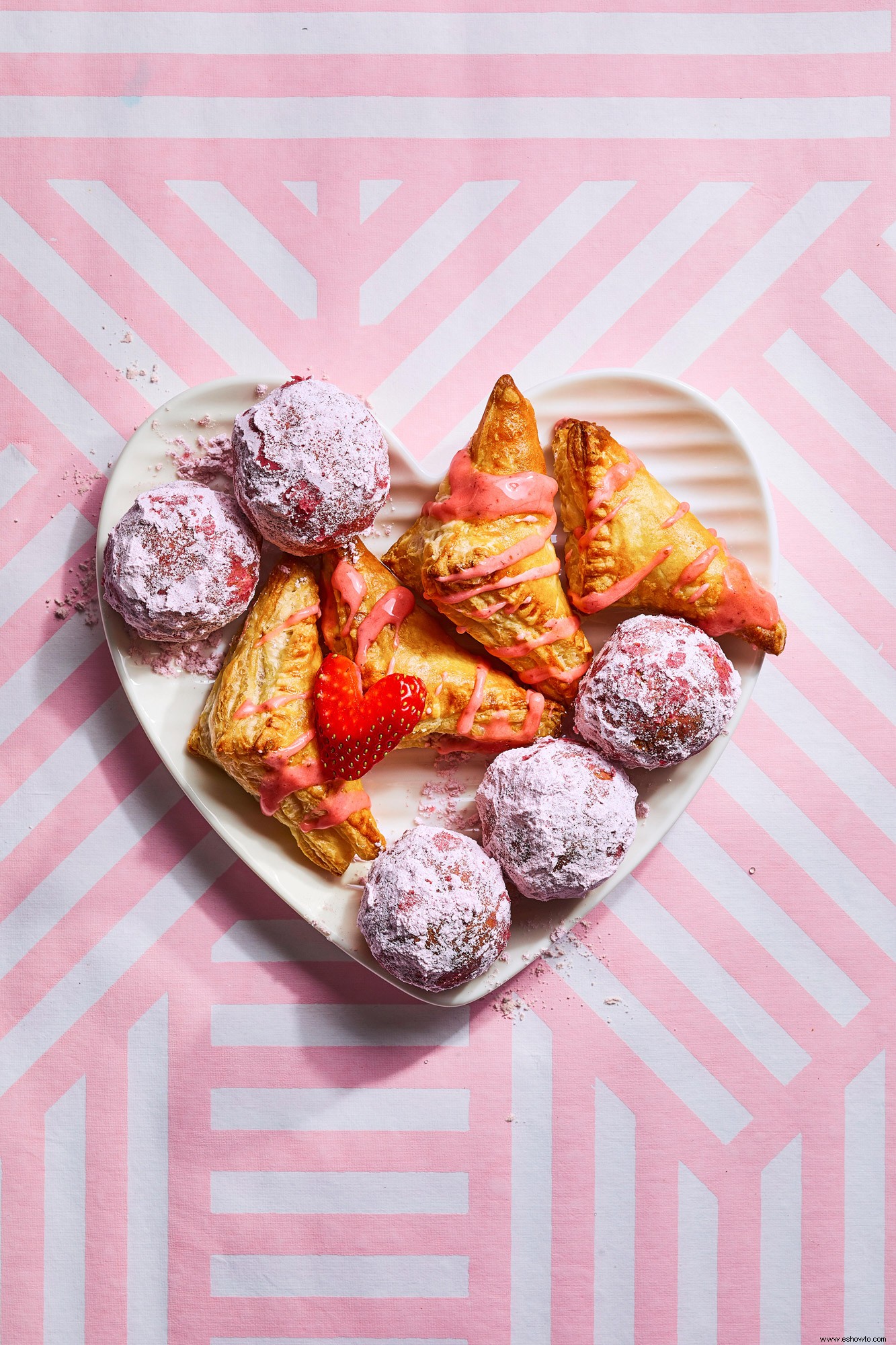 Rosquillas de crema agria con azúcar de frambuesa y glaseado 