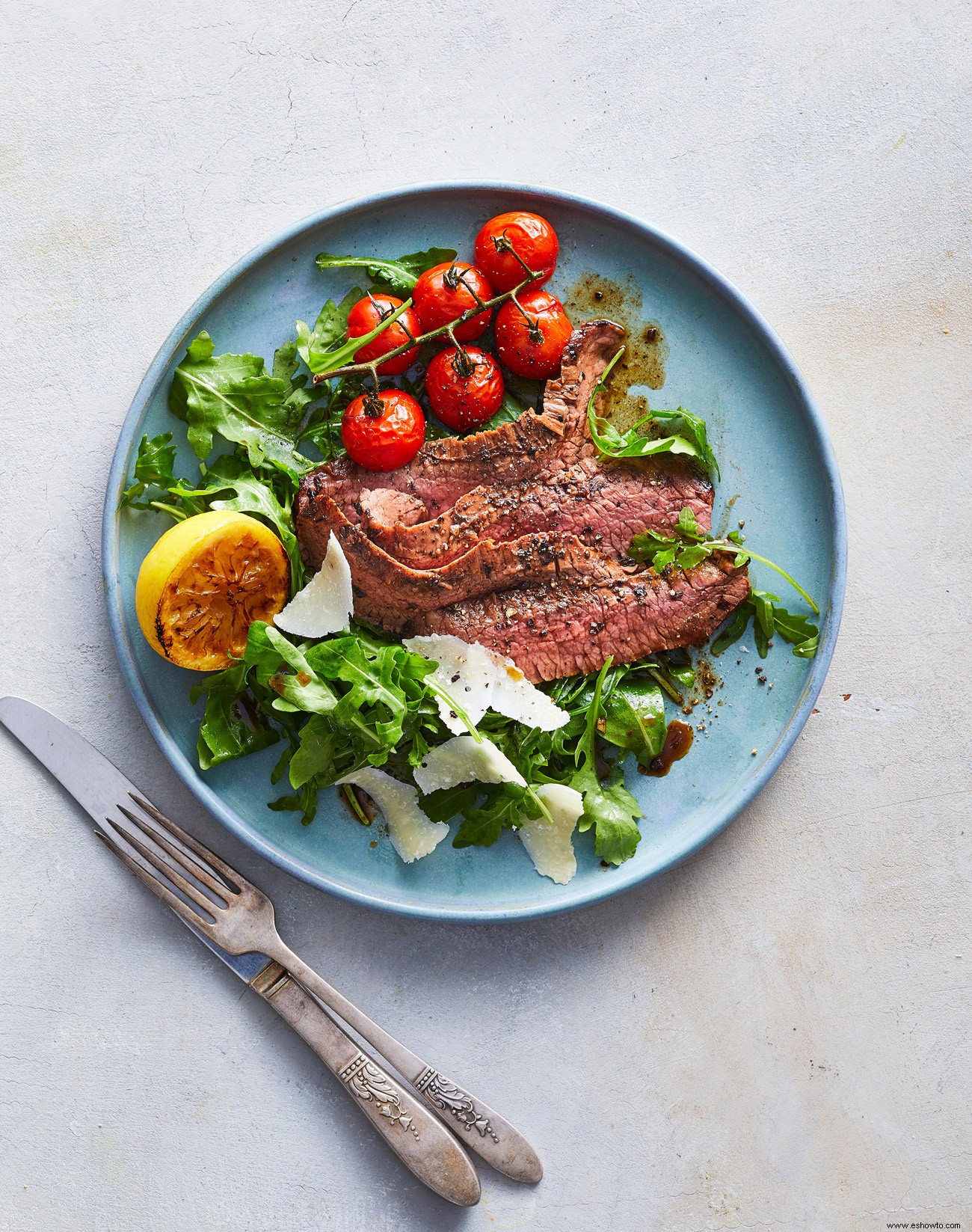 Flank Steak Tagliata con Rúcula y Parmesano 