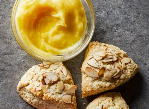 Scones Tiernos de Almendras y Vainilla con Cuajada de Limón Casera