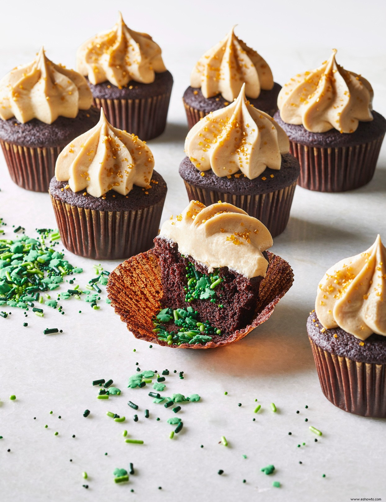 Cupcakes Guinness de chocolate con olla de oro 