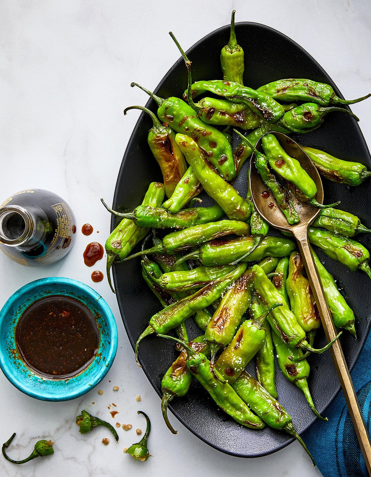 Pimientos shishito de soya y jengibre fritos al aire 