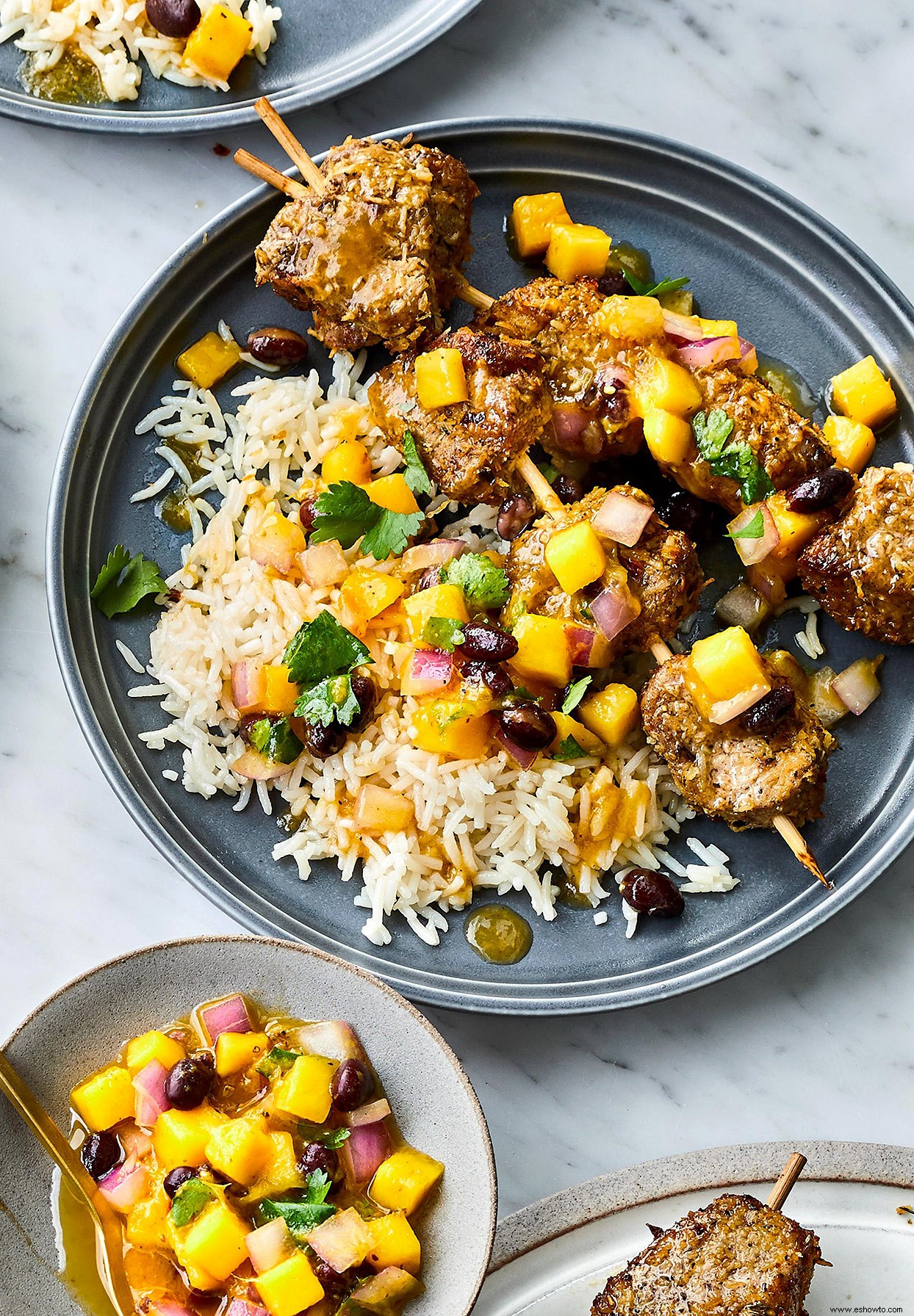 Brochetas de cerdo Jerk Air-Fryer con salsa de frijoles negros y mango 