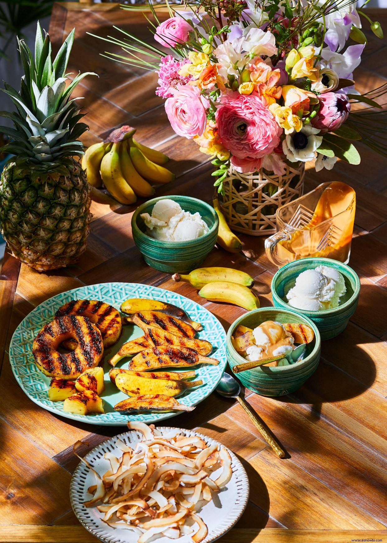 Plátanos y piña a la parrilla con salsa de coco y caramelo 