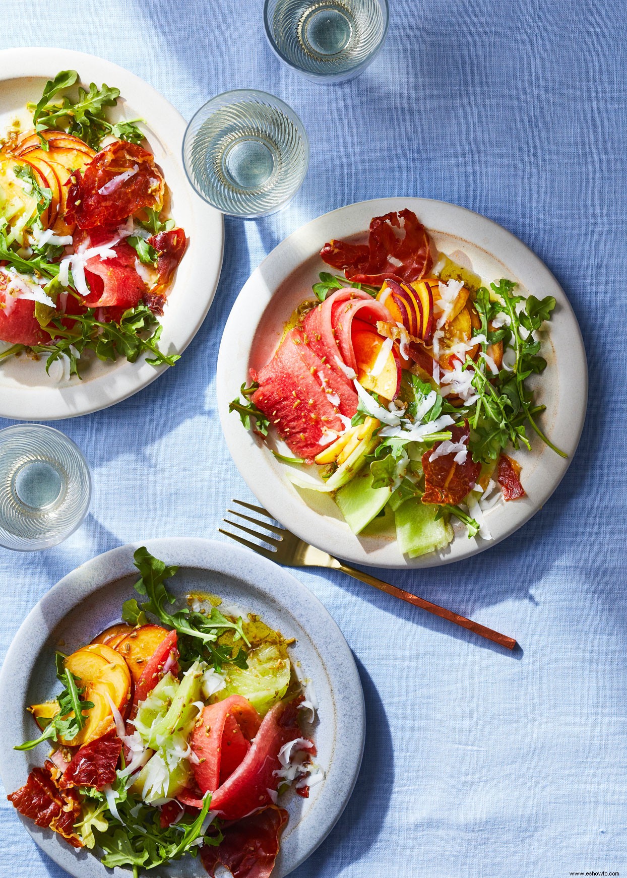 Ensalada de melón, melocotón y prosciutto 