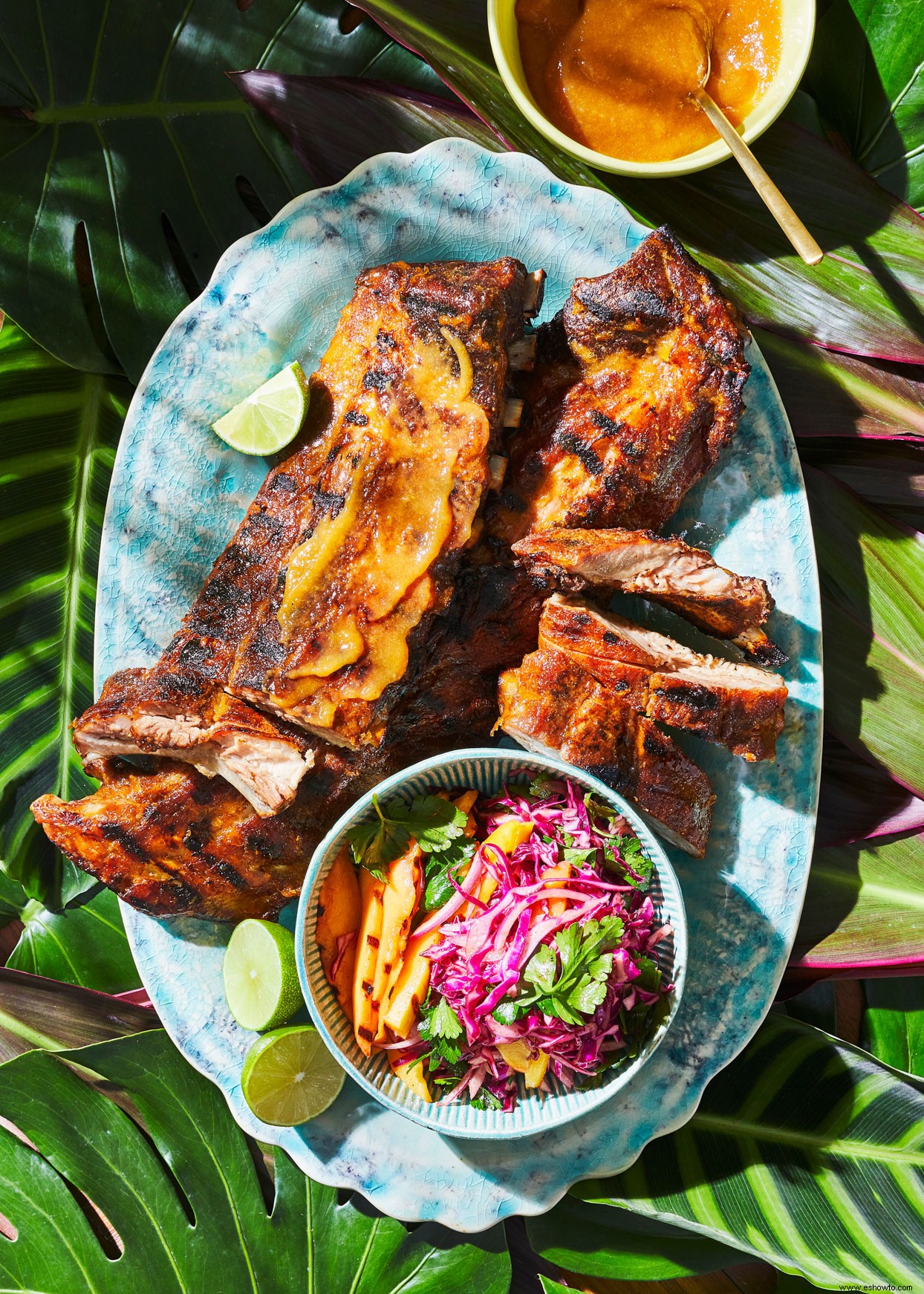 Costillas dulces y picantes con salsa de mango y ensalada de col ahumada 