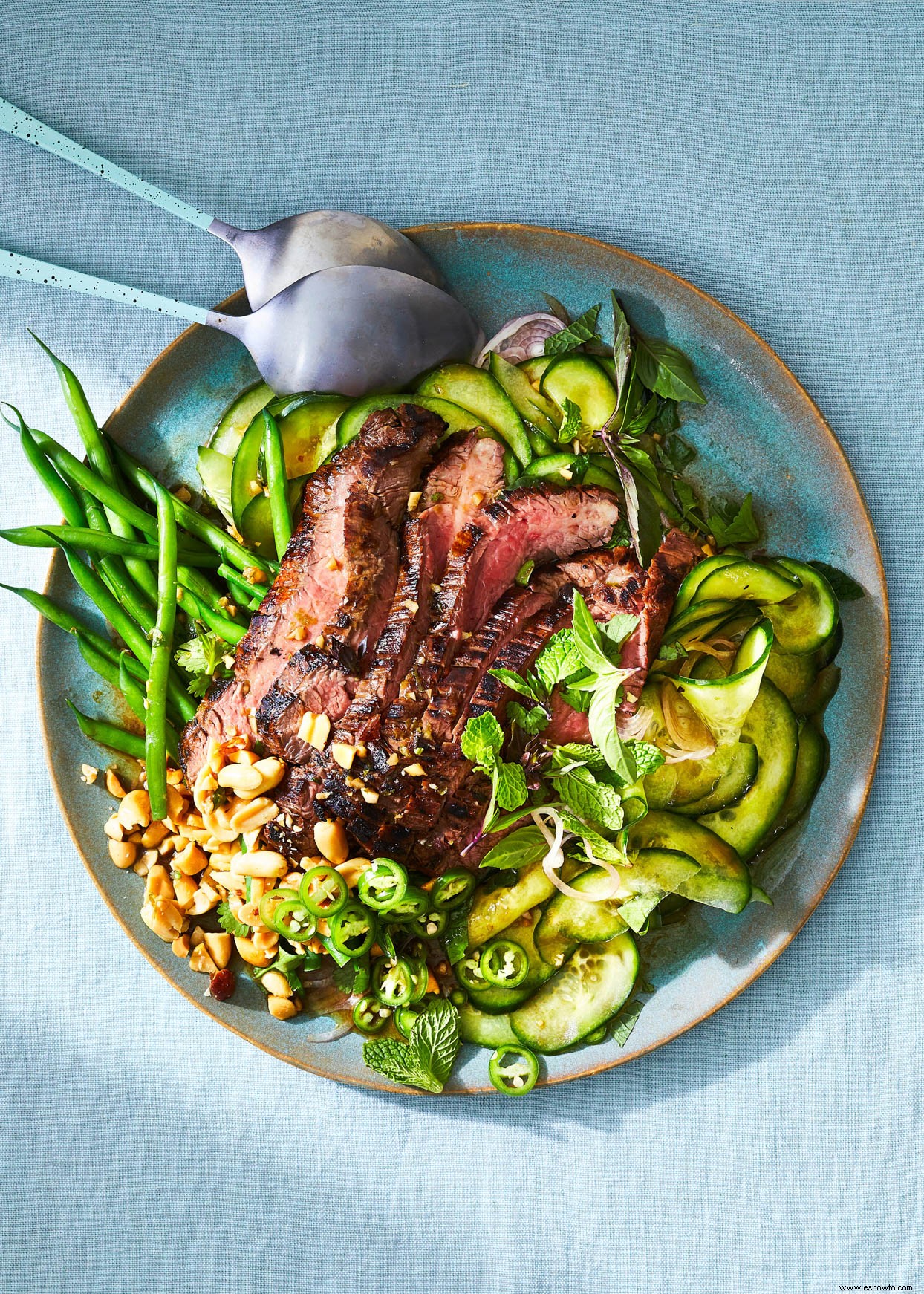 Ensalada de carne y pepino de inspiración tailandesa 