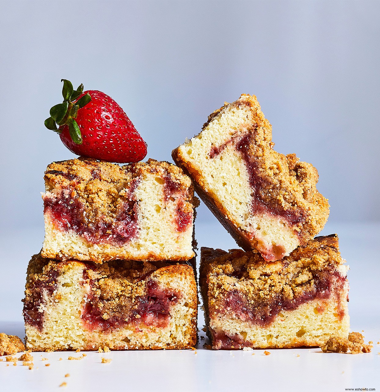 Pastel de café con fresas y streusel de harina de maíz 