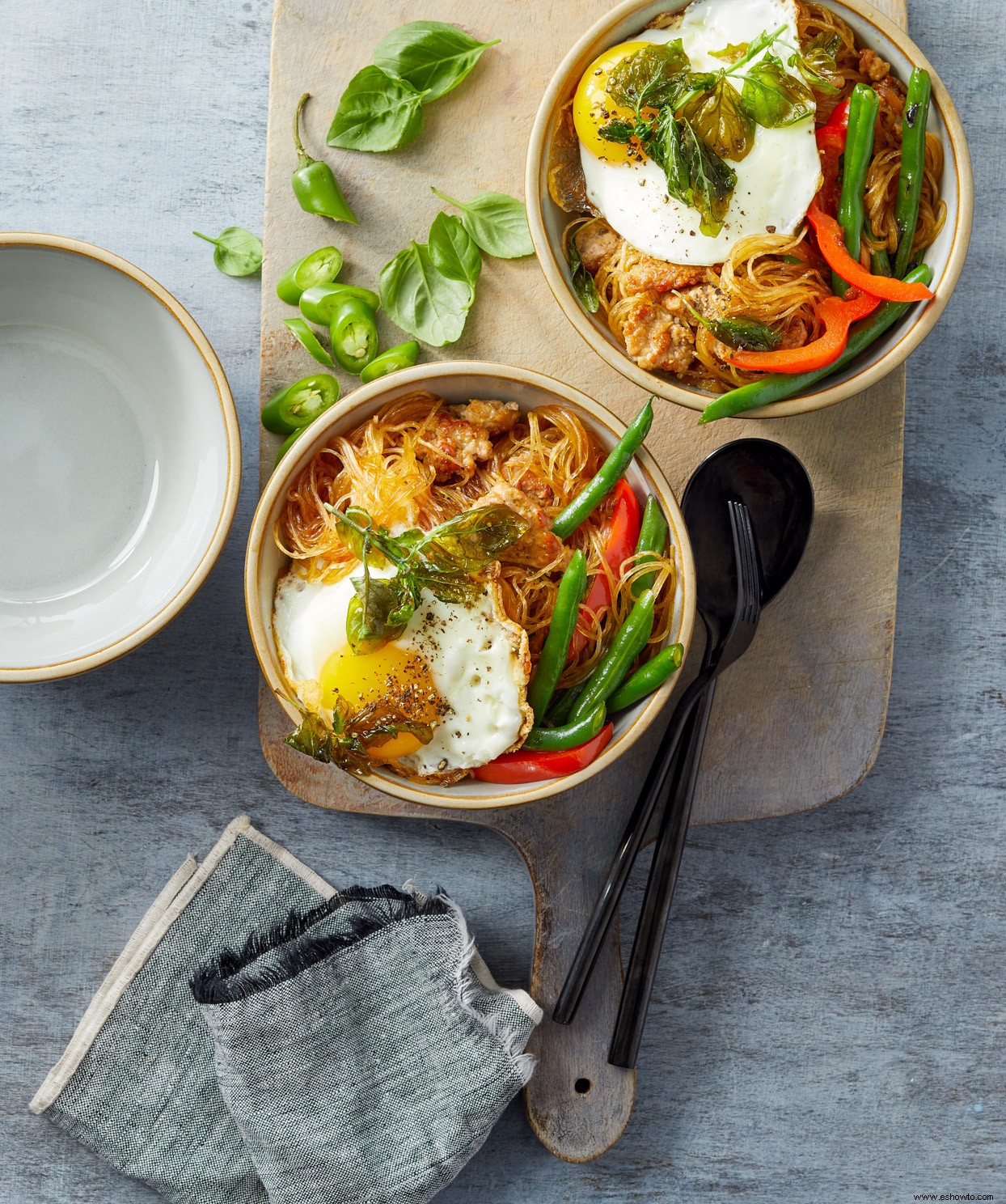 Fideos picantes de albahaca con huevos fritos crujientes 