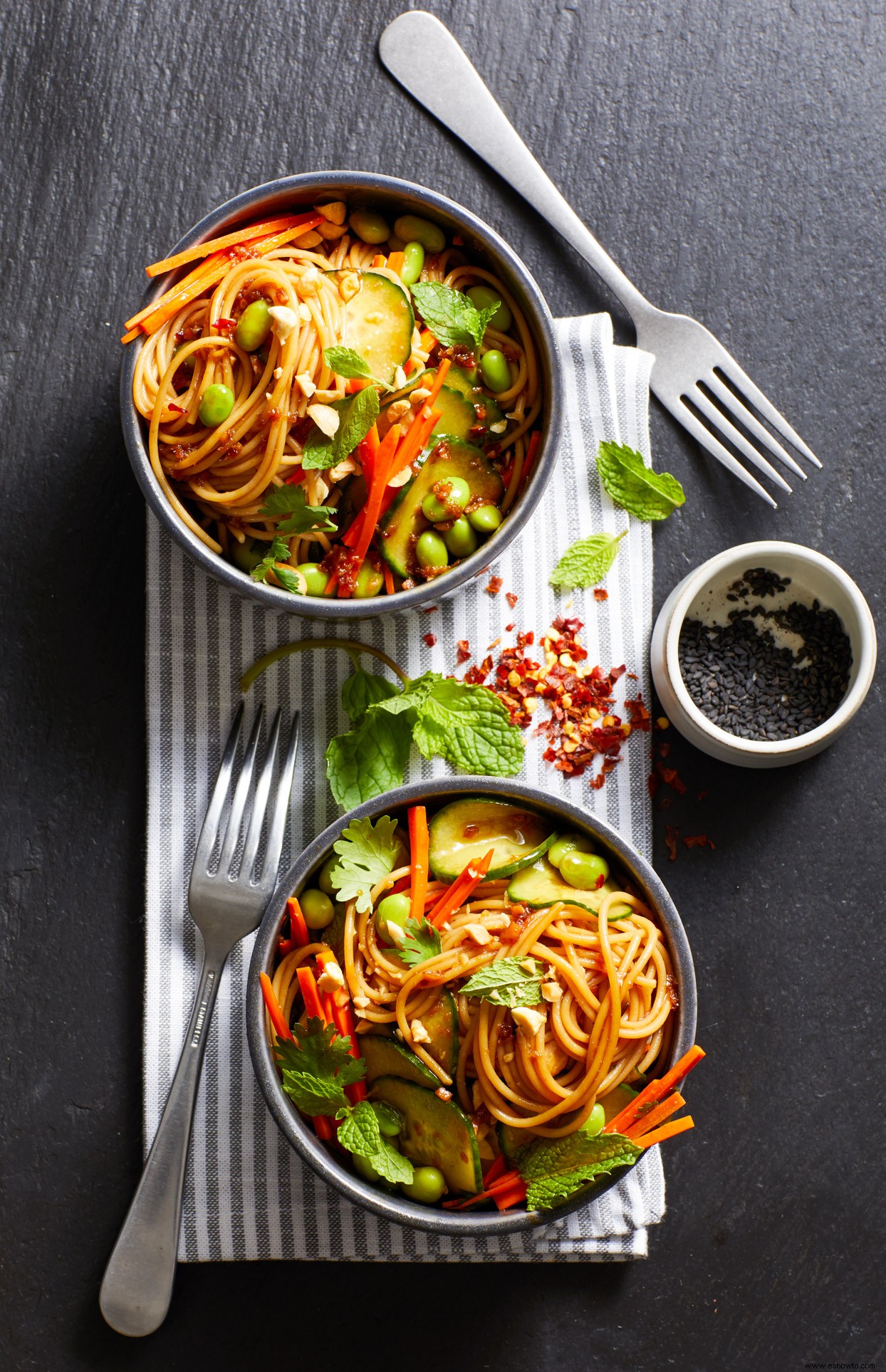 Tallarines picantes con edamame, pepino y cacahuetes 