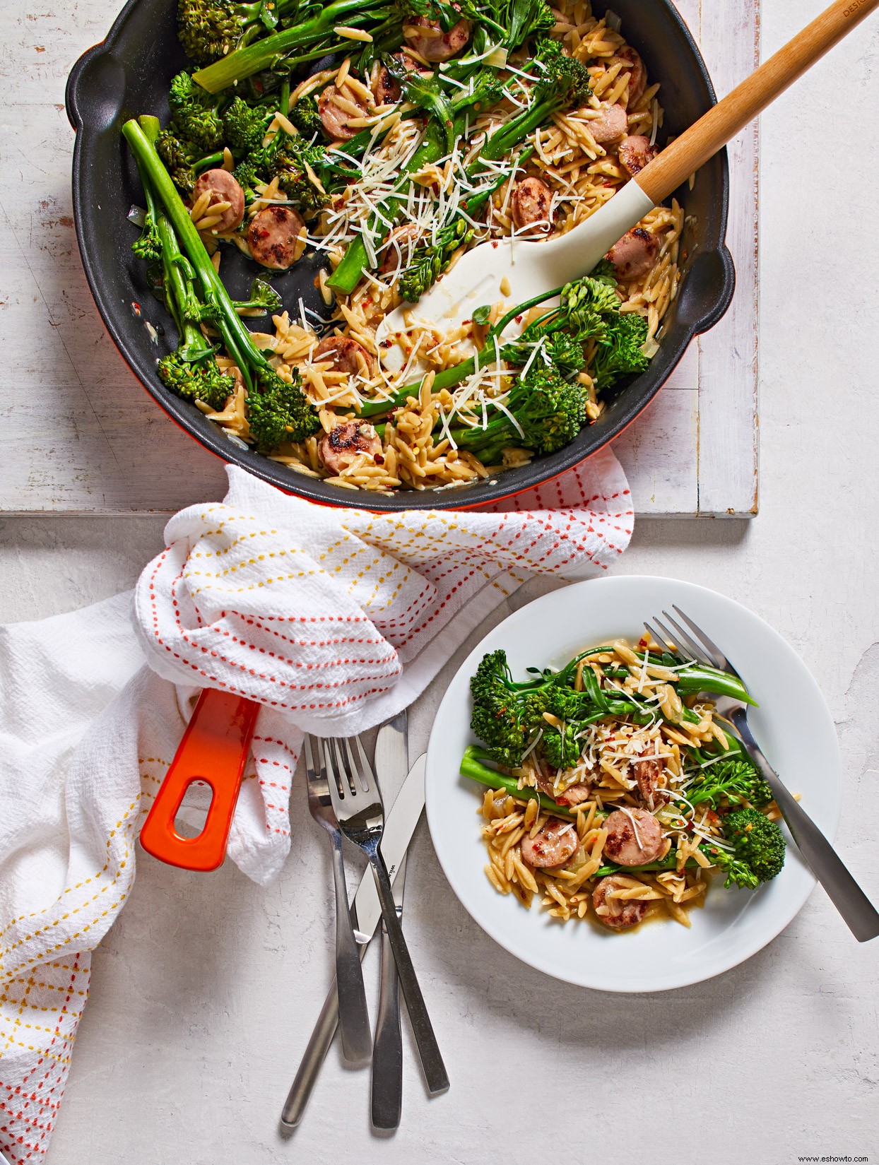 Broccolini, Salchicha De Pollo Y Sartén De Orzo 