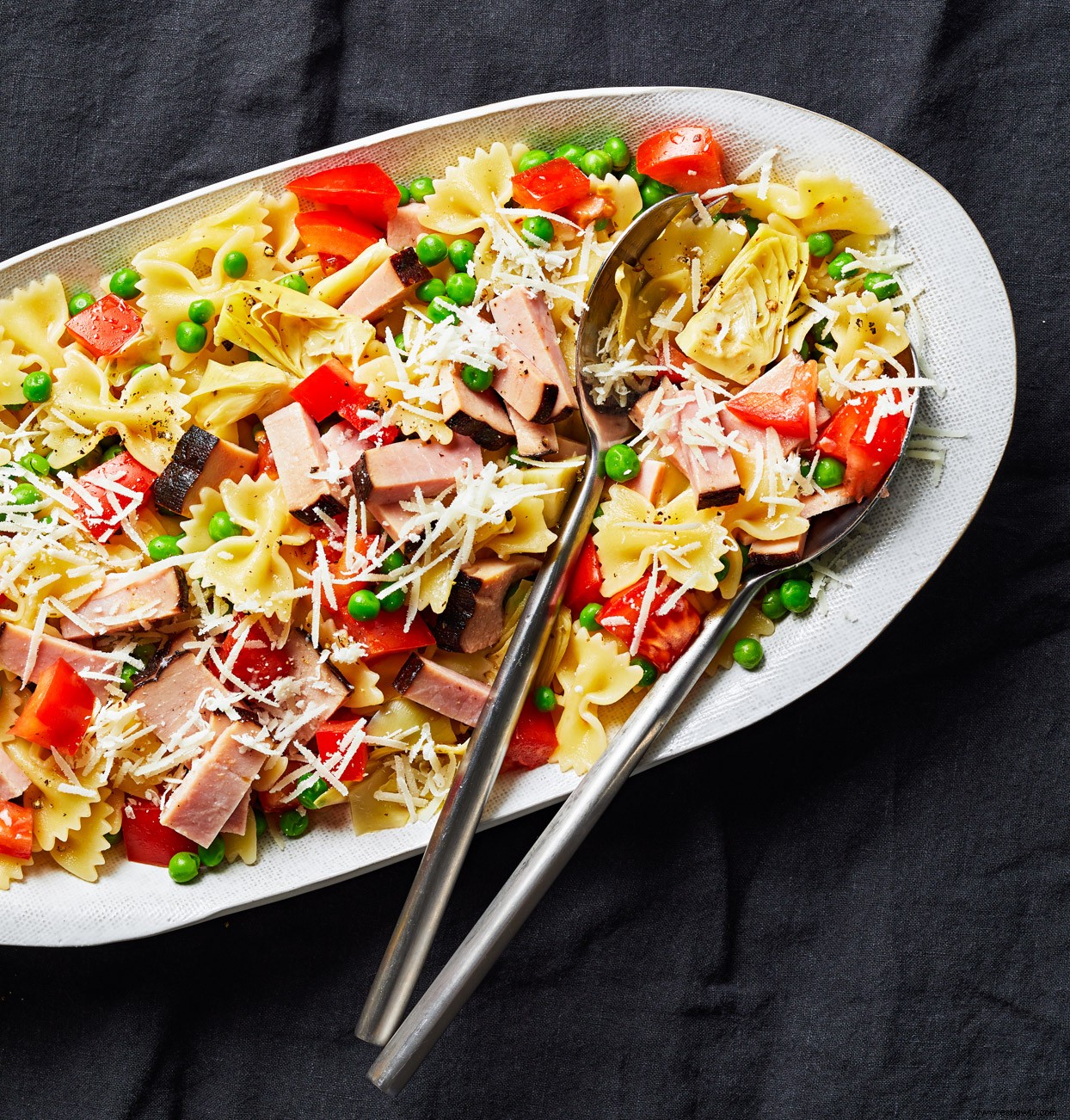 Mezcla rápida de pasta con guisantes y alcachofas 