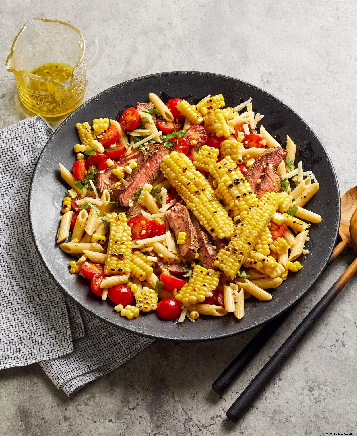 Tazón De Pasta De Bistec Y Tomate 