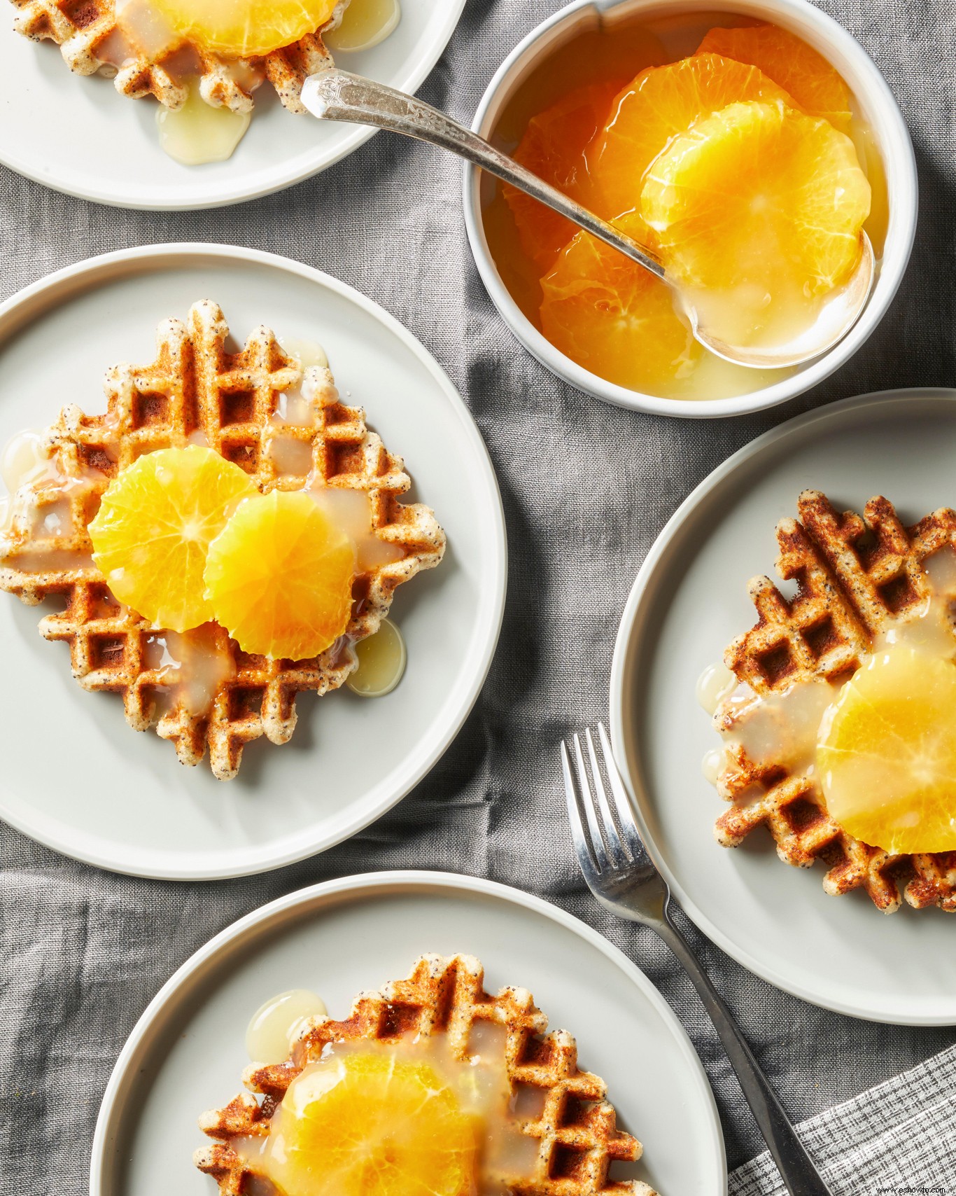 Waffles de avena con semillas de amapola y sirope de cítricos 