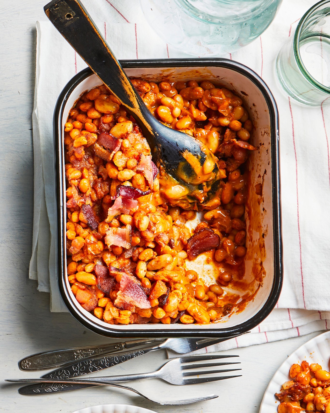 Frijoles horneados con tocino endulzados con albaricoque 