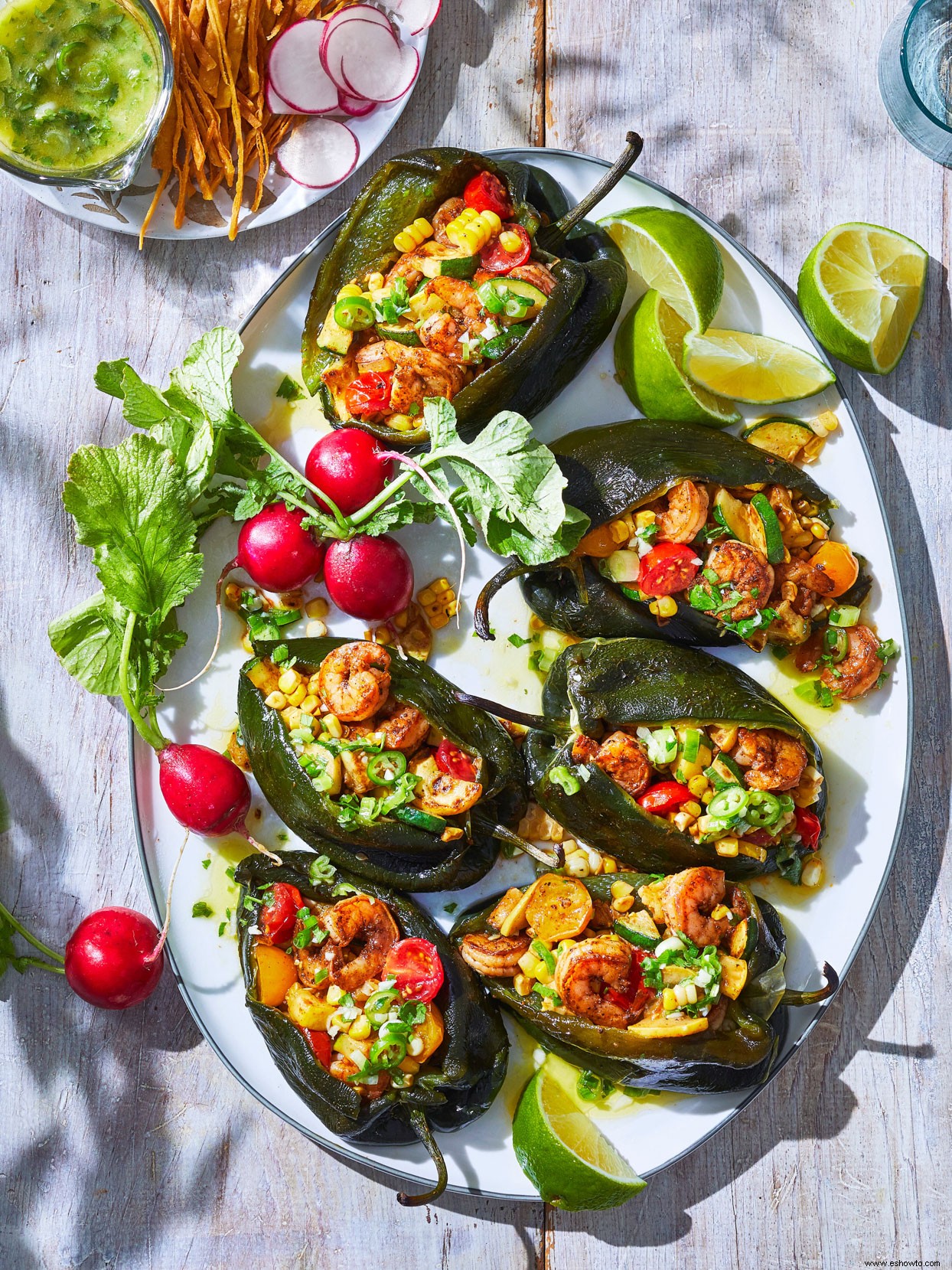 Poblanos con verduras de finales de verano y camarones 