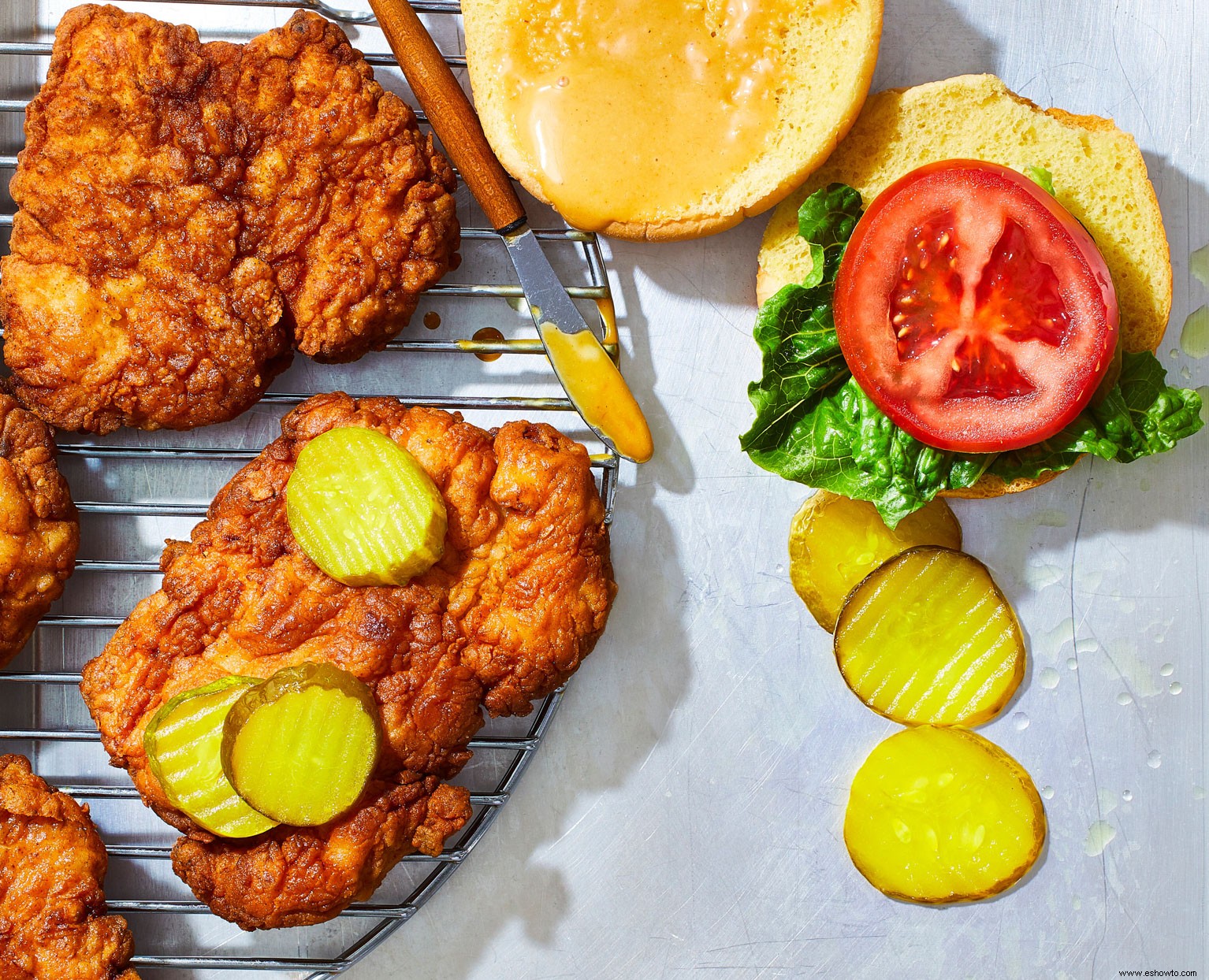 Sándwiches crujientes de pollo con pepinillos y eneldo 