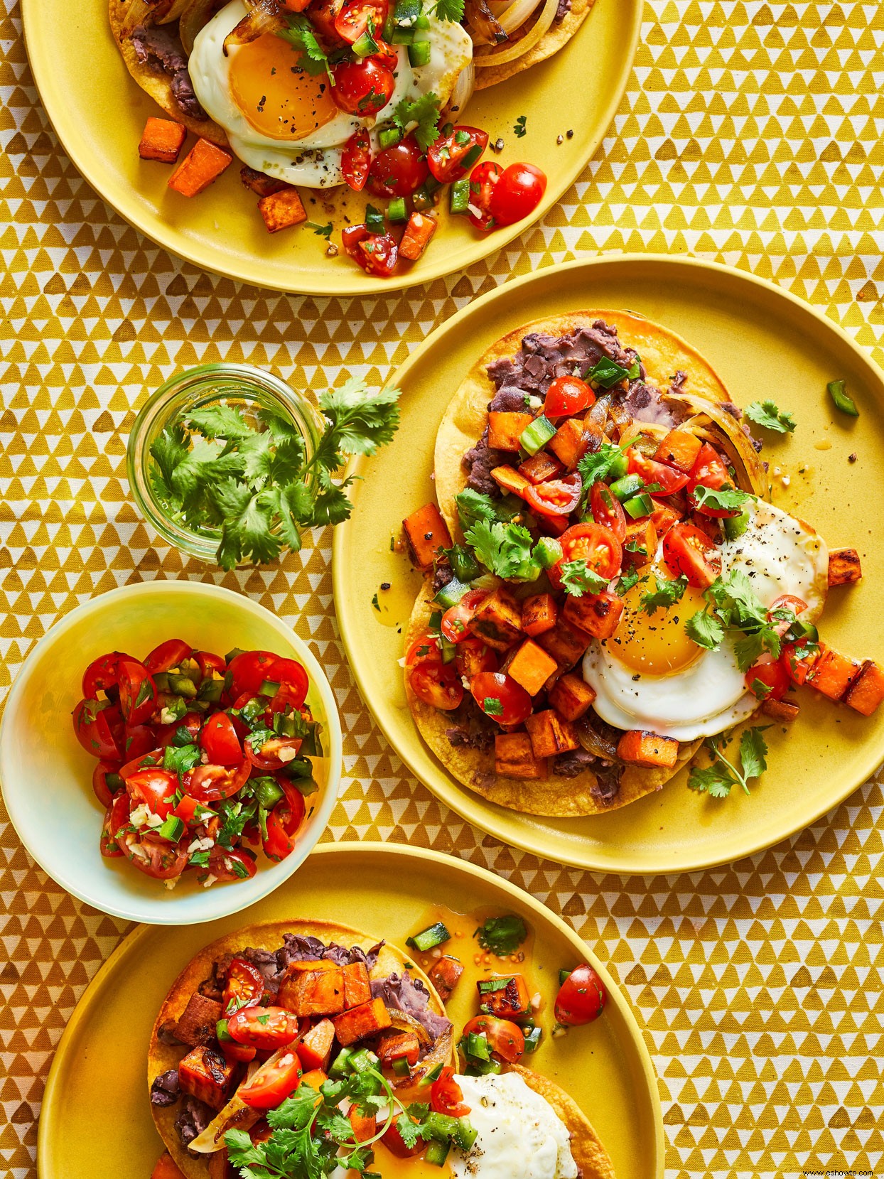 Huevos Rancheros De Camote Y Frijoles Negros 