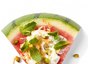 Gajos de Sandía Refrescantes con Salsa de Yogur Griego, Miel y Crujiente