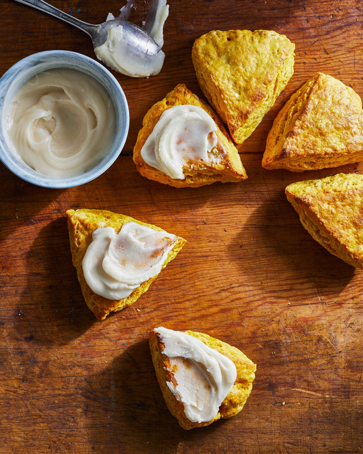 Scones De Calabaza Con Glaseado De Mantequilla Dorada 