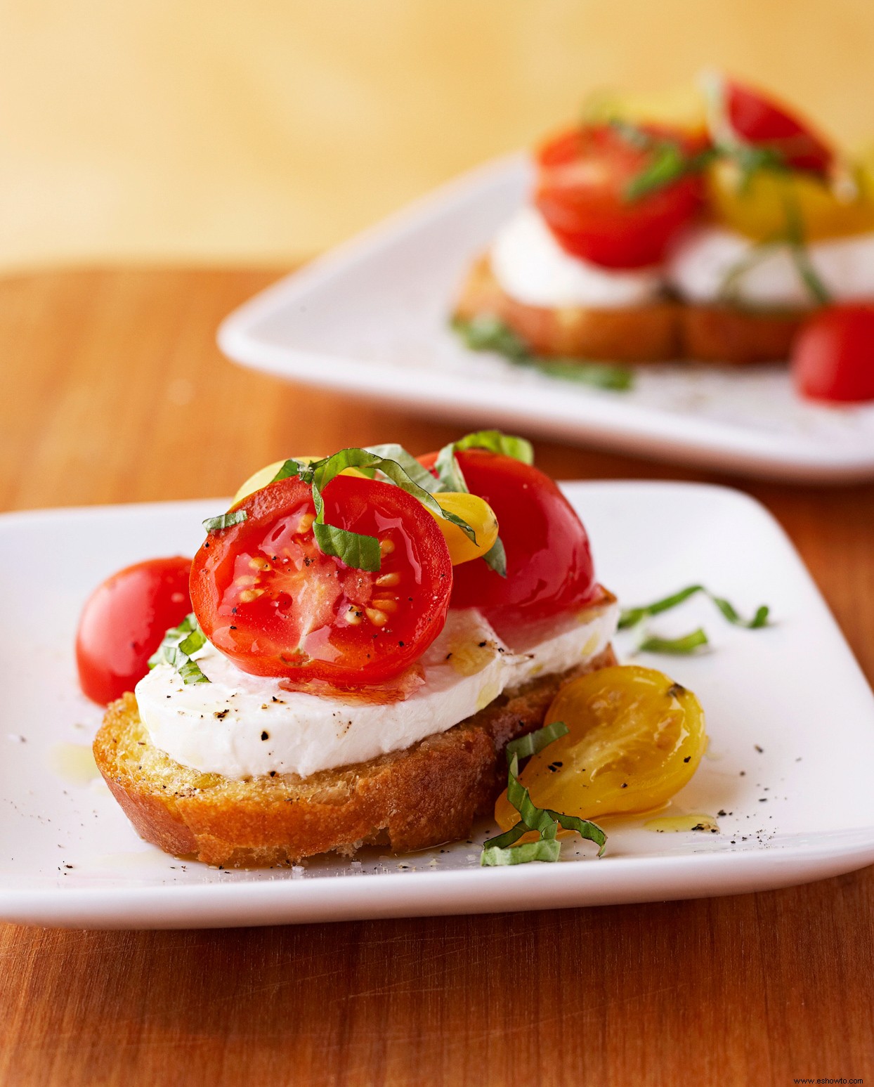 Crostini de tomate, albahaca y mozzarella 