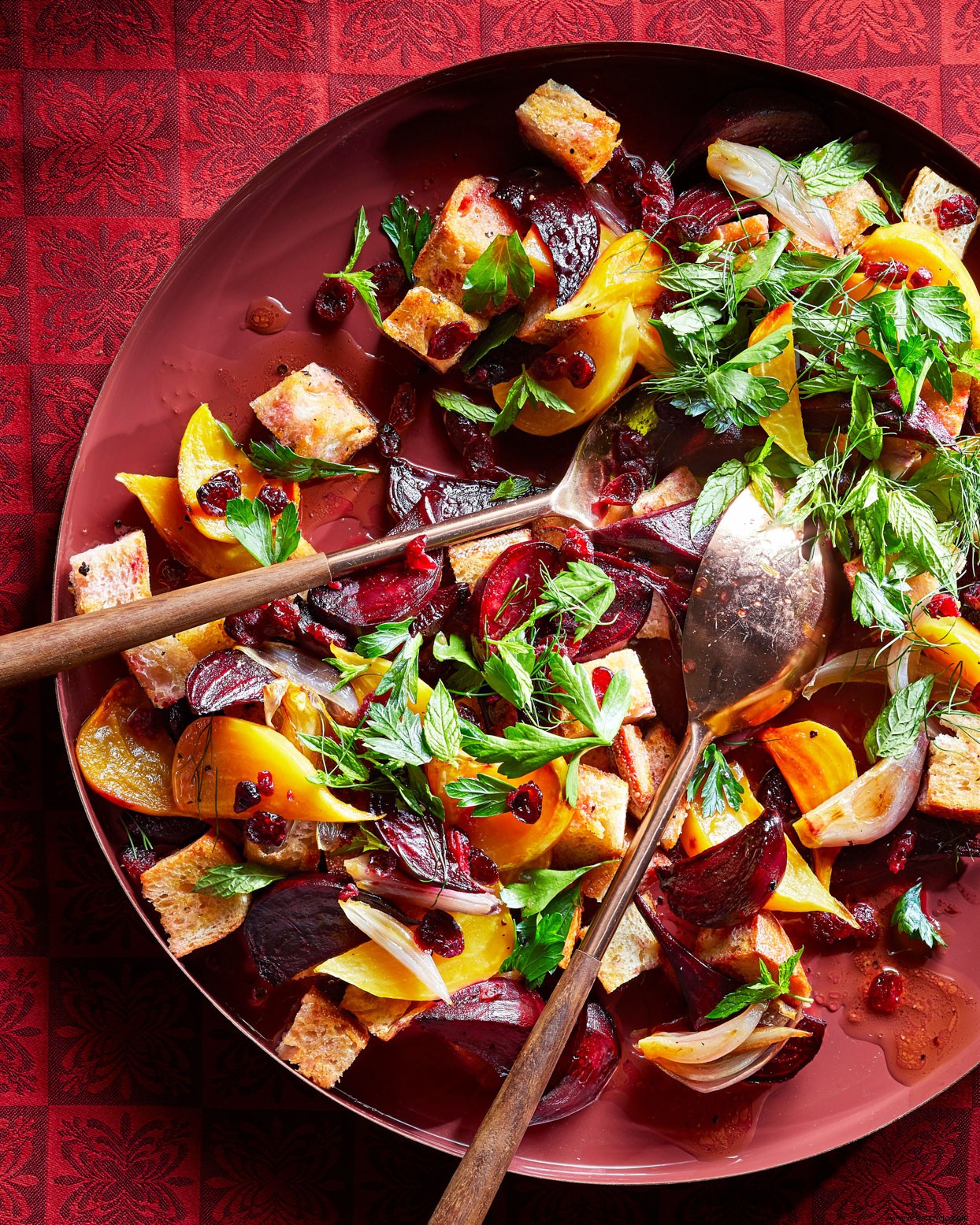 Panzanella de remolacha y arándanos 