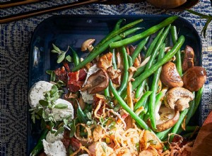 Sartén de Judías Verdes y Champiñones: Receta Rápida con Tocino Crujiente y Queso de Cabra