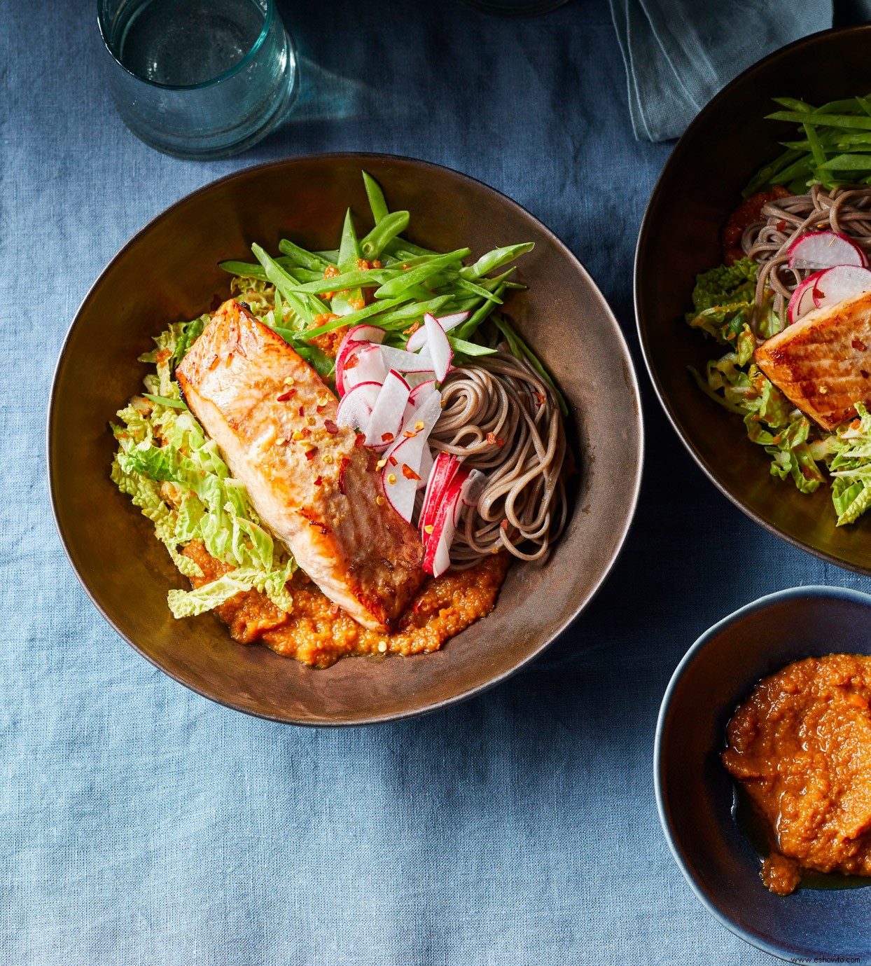 Tazones de fideos con salmón y repollo 