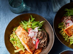Tazones de Fideos Soba con Salmón y Repollo Napa: Receta Saludable y Fácil