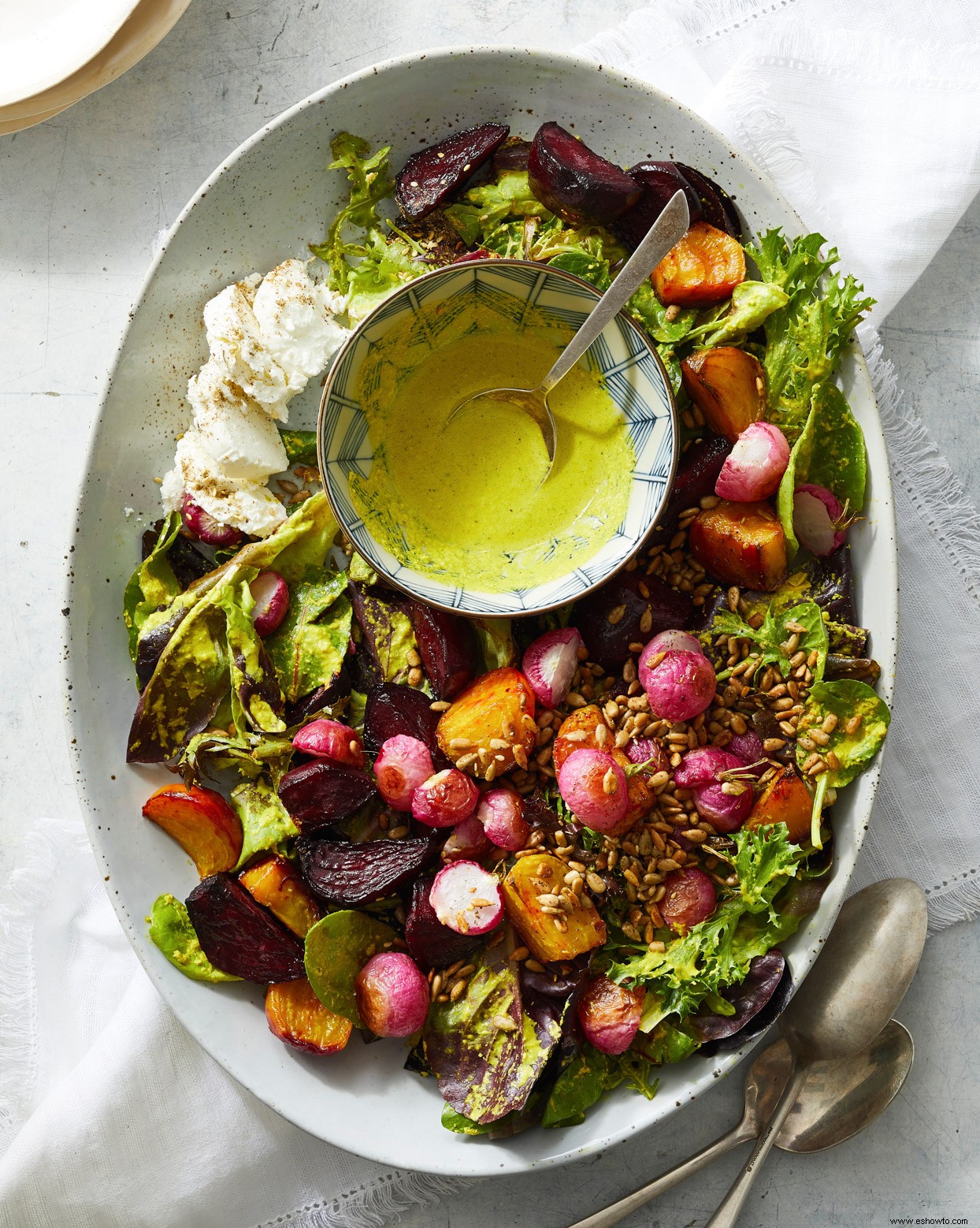 Ensalada de remolacha asada y rábano con vinagreta de semillas de girasol y cúrcuma 