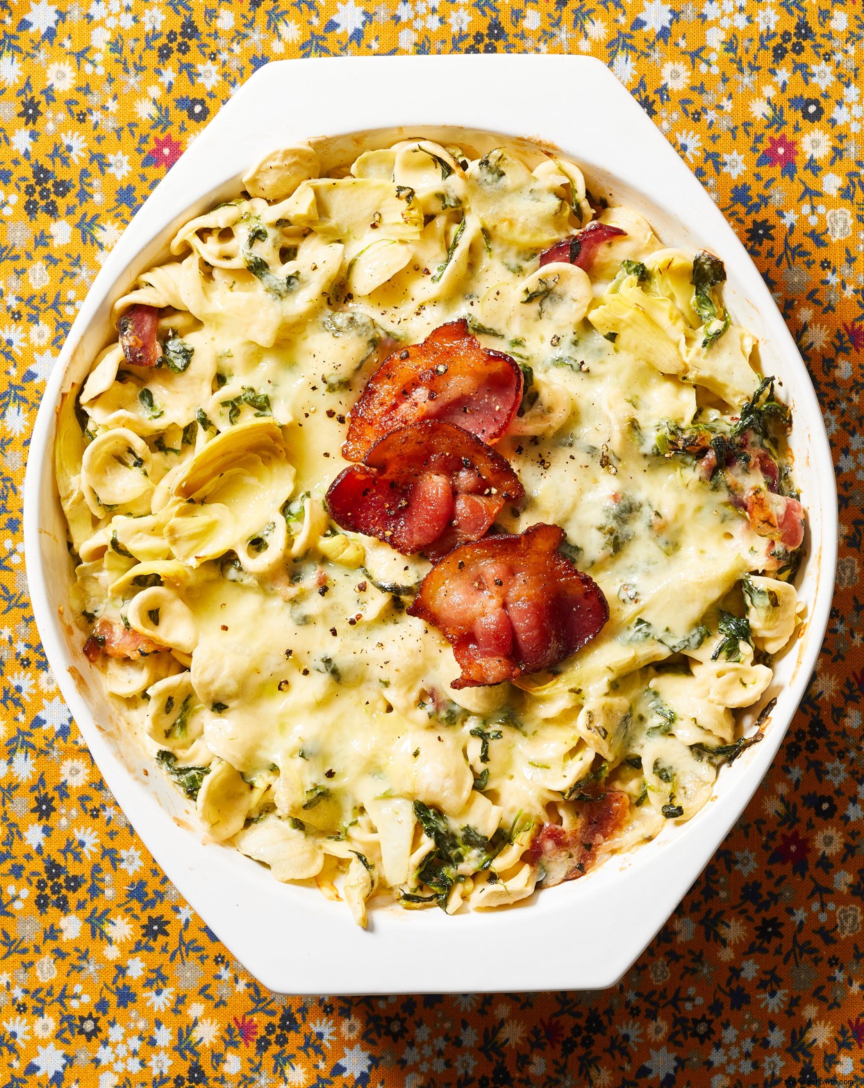 Orecchiette cremoso con espinacas, alcachofas y tocino 