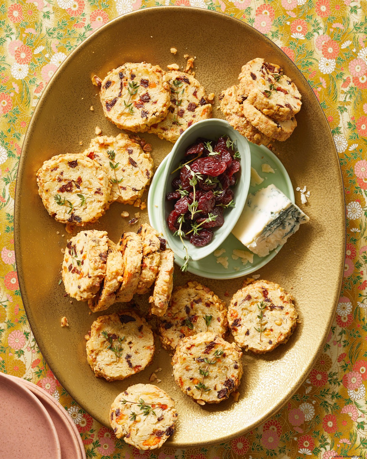 Galletas de avena con queso azul y cerezas secas 