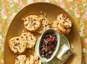 Receta: Galletas Crujientes de Avena con Queso Azul y Cerezas Secas