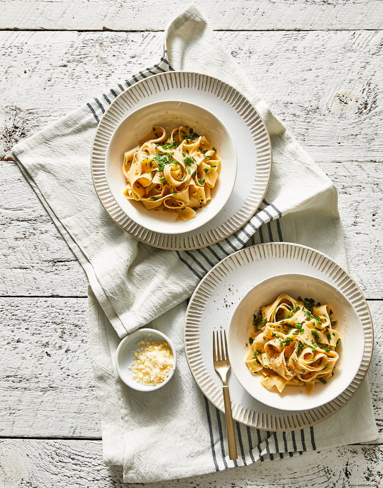 Pasta de masa fermentada con salsa de mantequilla marrón con hierbas 