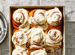 Rollitos de Masa Madre con Cardamomo y Glaseado de Queso Crema con Miel