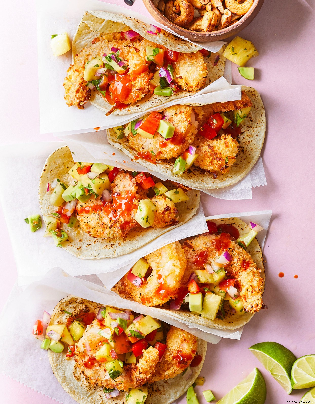 Tacos de camarones con coco y freidora con salsa de piña y aguacate 