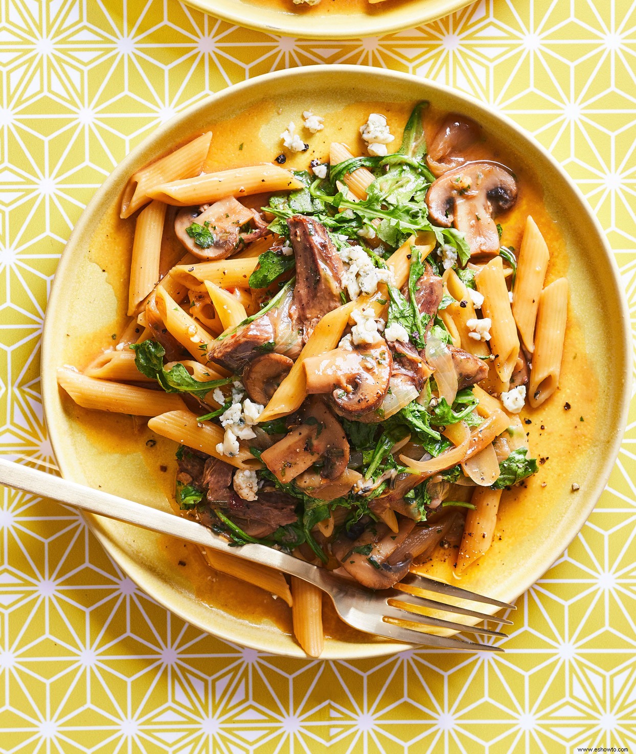 Penne de ternera, champiñones y cebolla caramelizada 