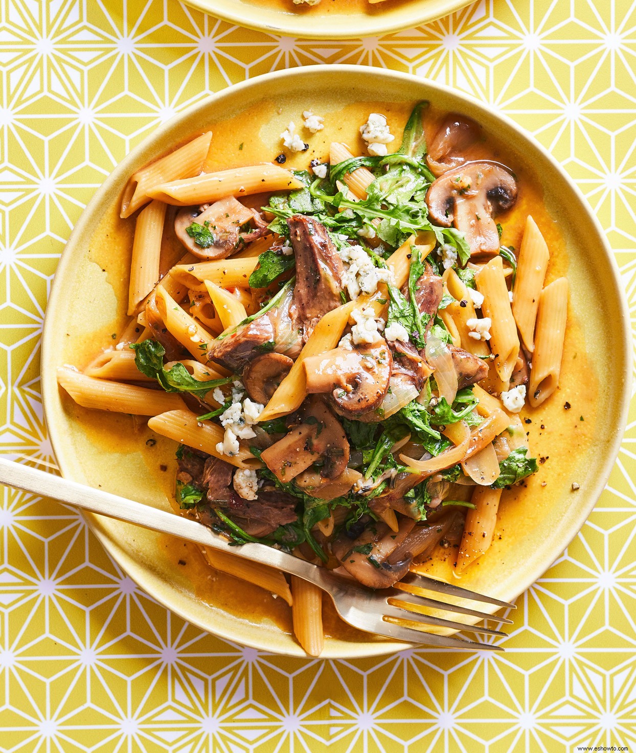 Penne de ternera, champiñones y cebolla caramelizada 