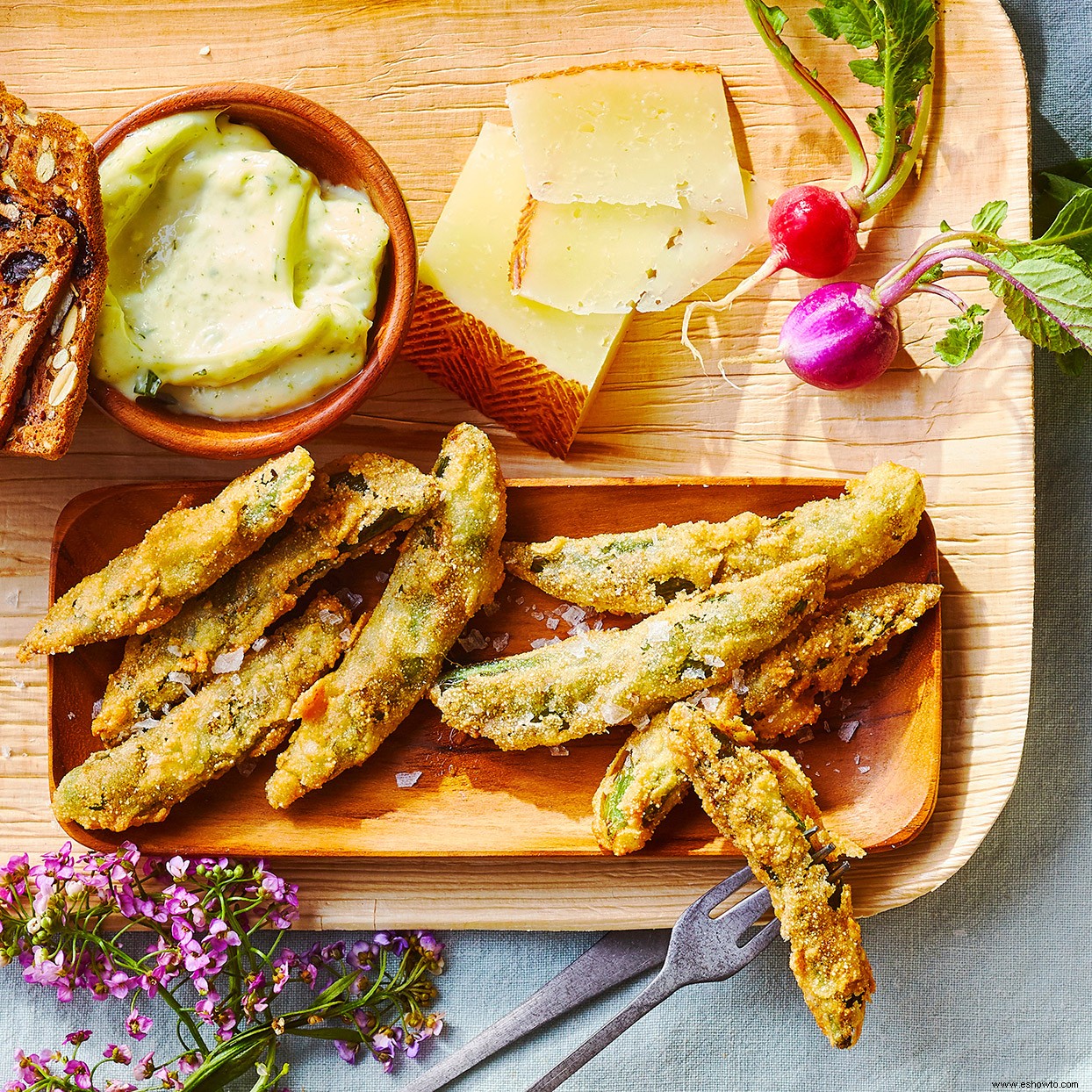 Guisantes fritos con alioli de estragón 