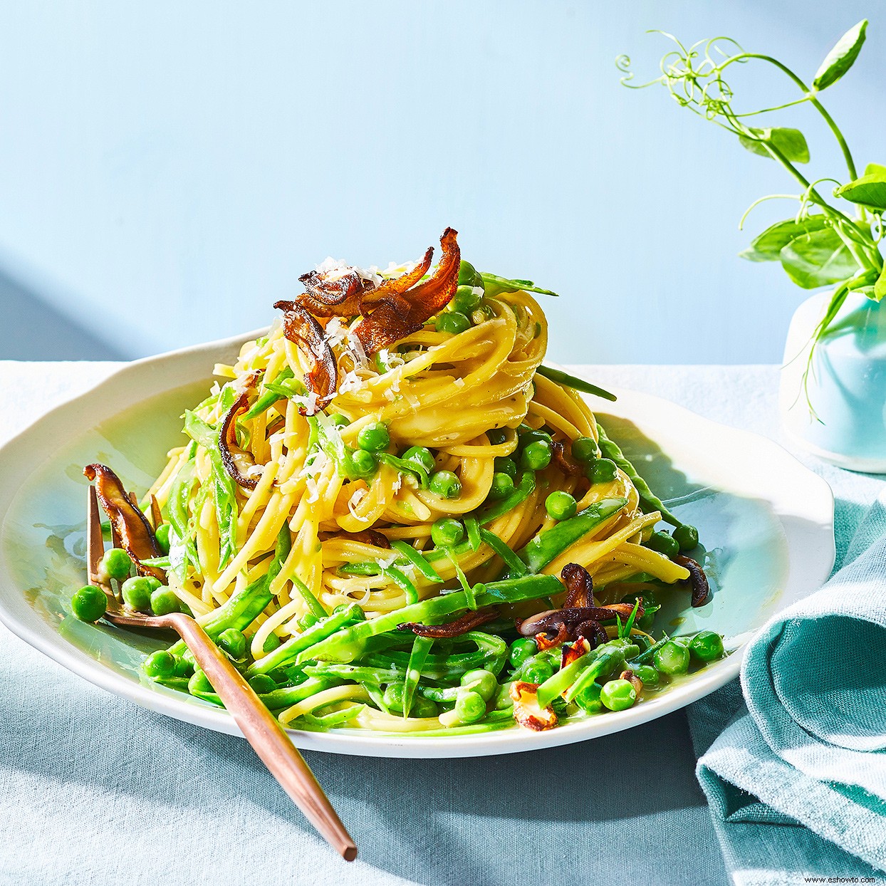 Pasta estilo carbonara con guisantes y tocino shiitake 