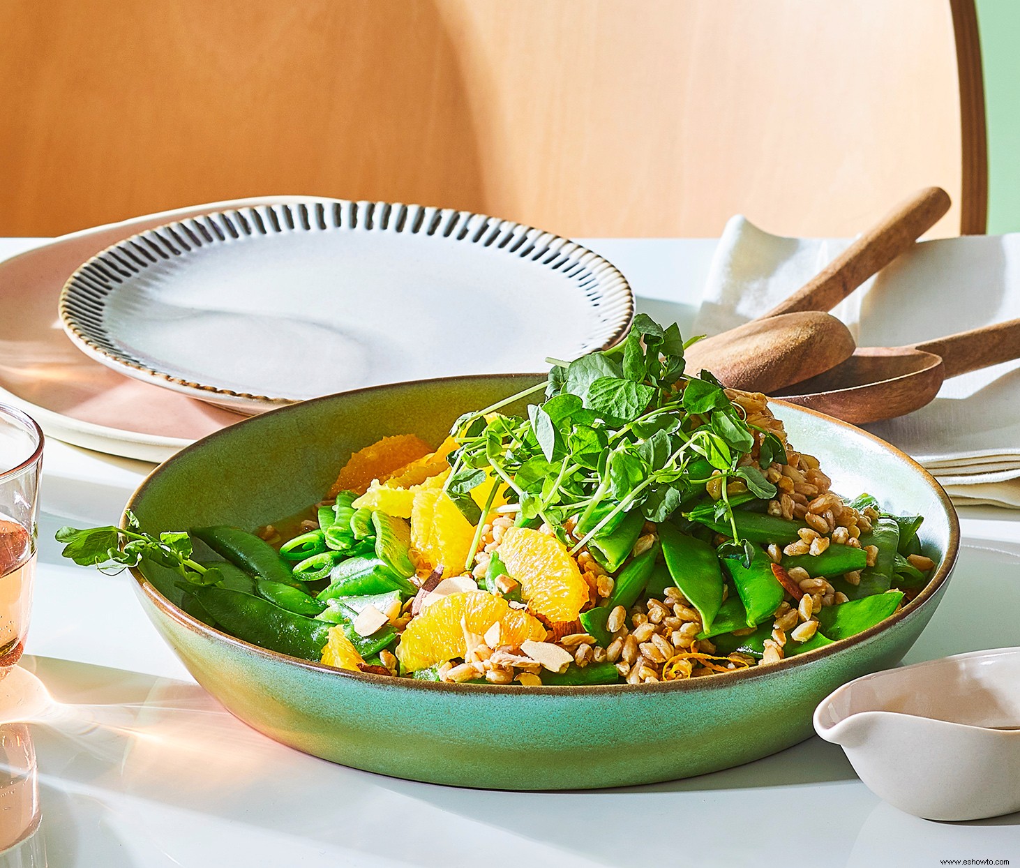 Guisantes, guisantes chinos y farro con naranjas y vinagreta de cítricos y sésamo 