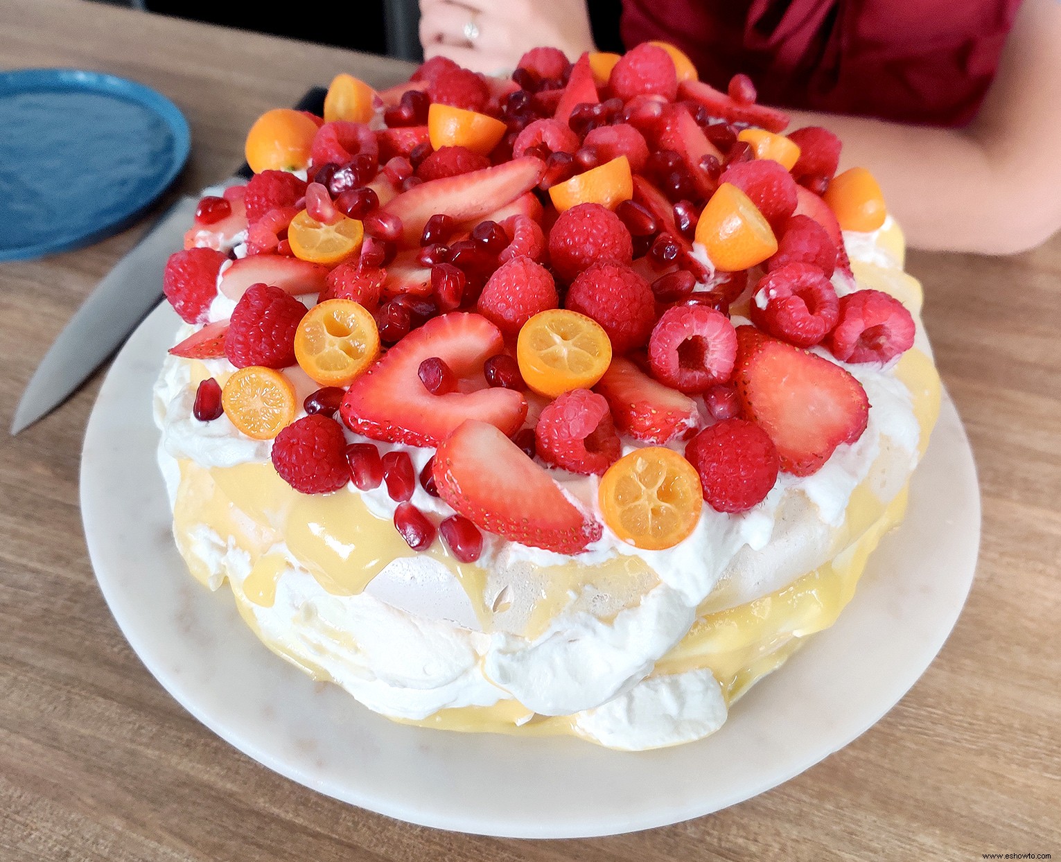 Pavlova con cuajada de limón y bayas frescas 